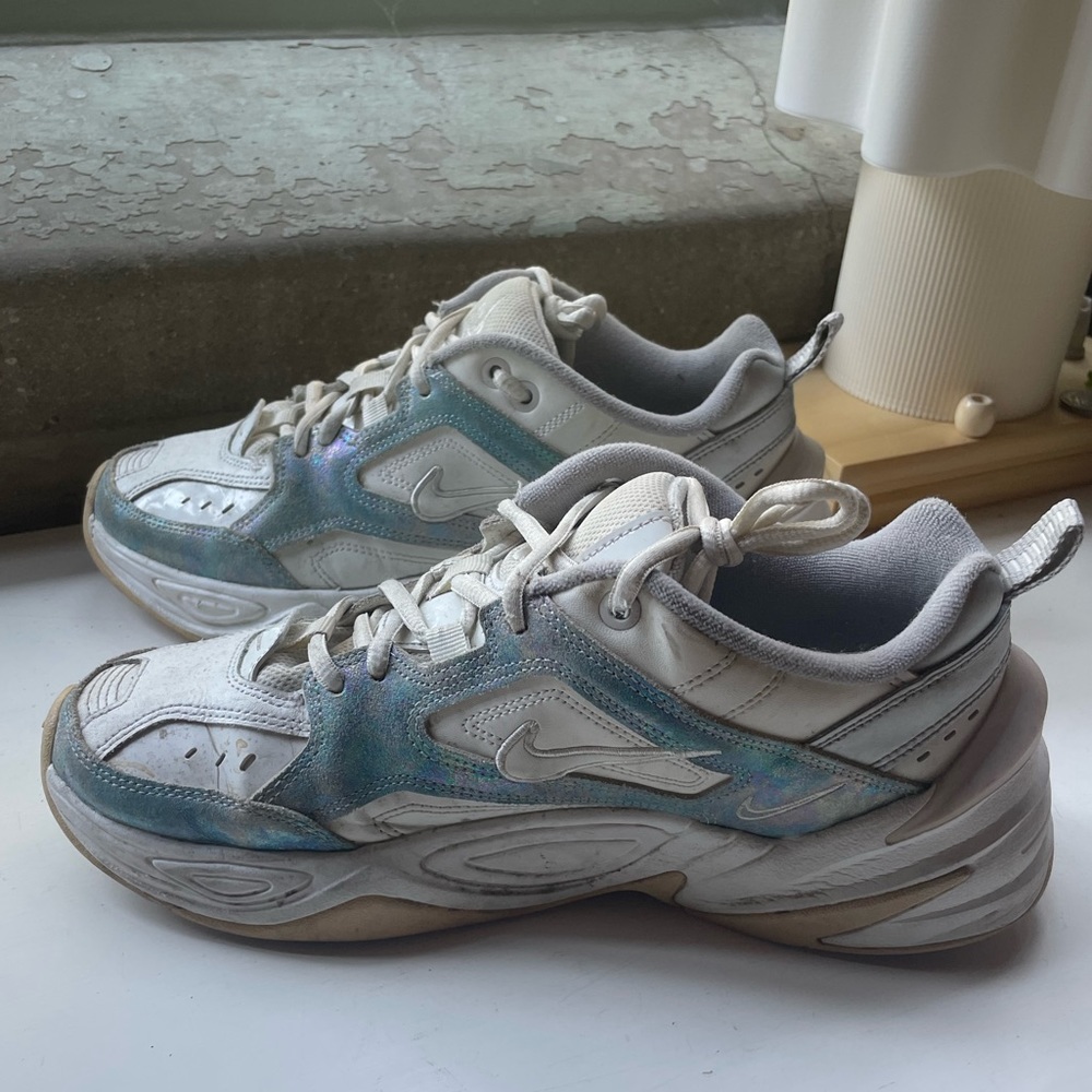 Nikes! Size 8 - Picture 2 of 3